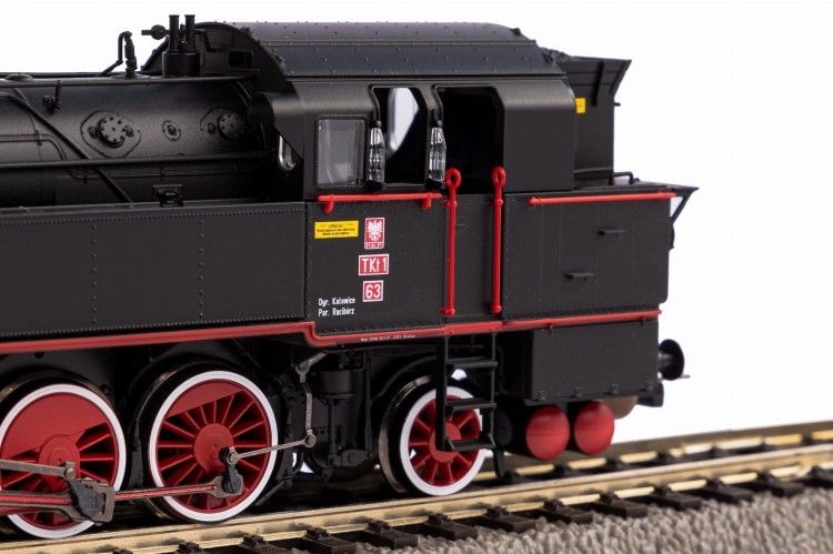 8439