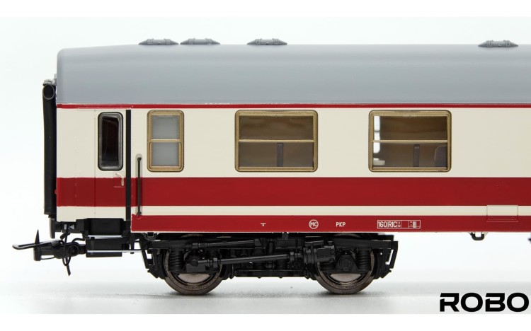 8572